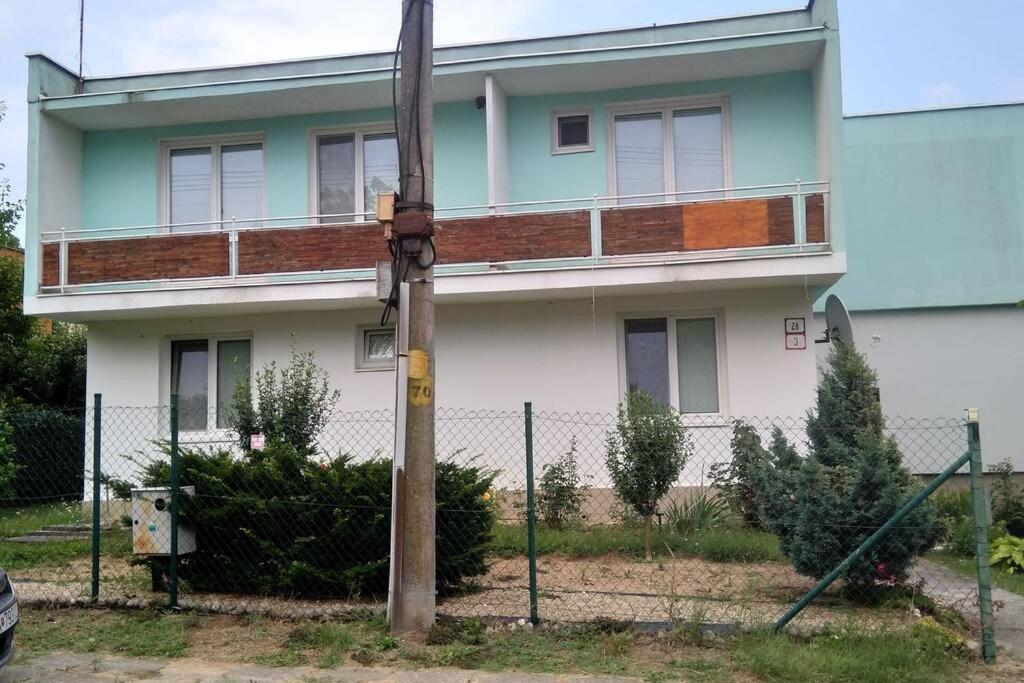 Rodinný apartmán s posedením pod košatým orechom. Trávnica Exteriér fotografie