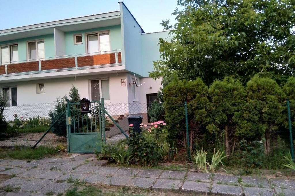 Rodinný apartmán s posedením pod košatým orechom. Trávnica Exteriér fotografie