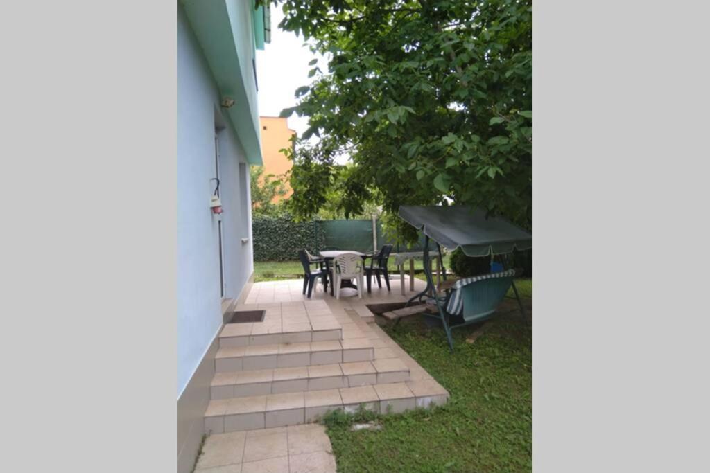 Rodinný apartmán s posedením pod košatým orechom. Trávnica Exteriér fotografie