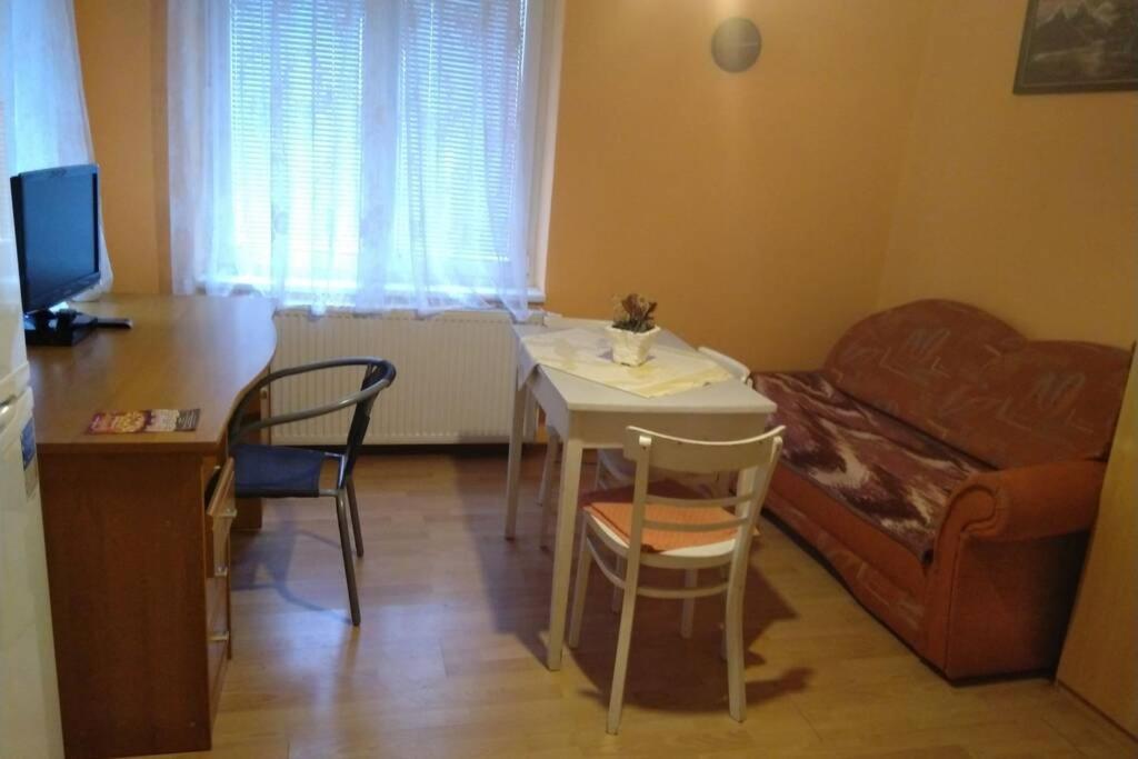 Rodinný apartmán s posedením pod košatým orechom. Trávnica Exteriér fotografie