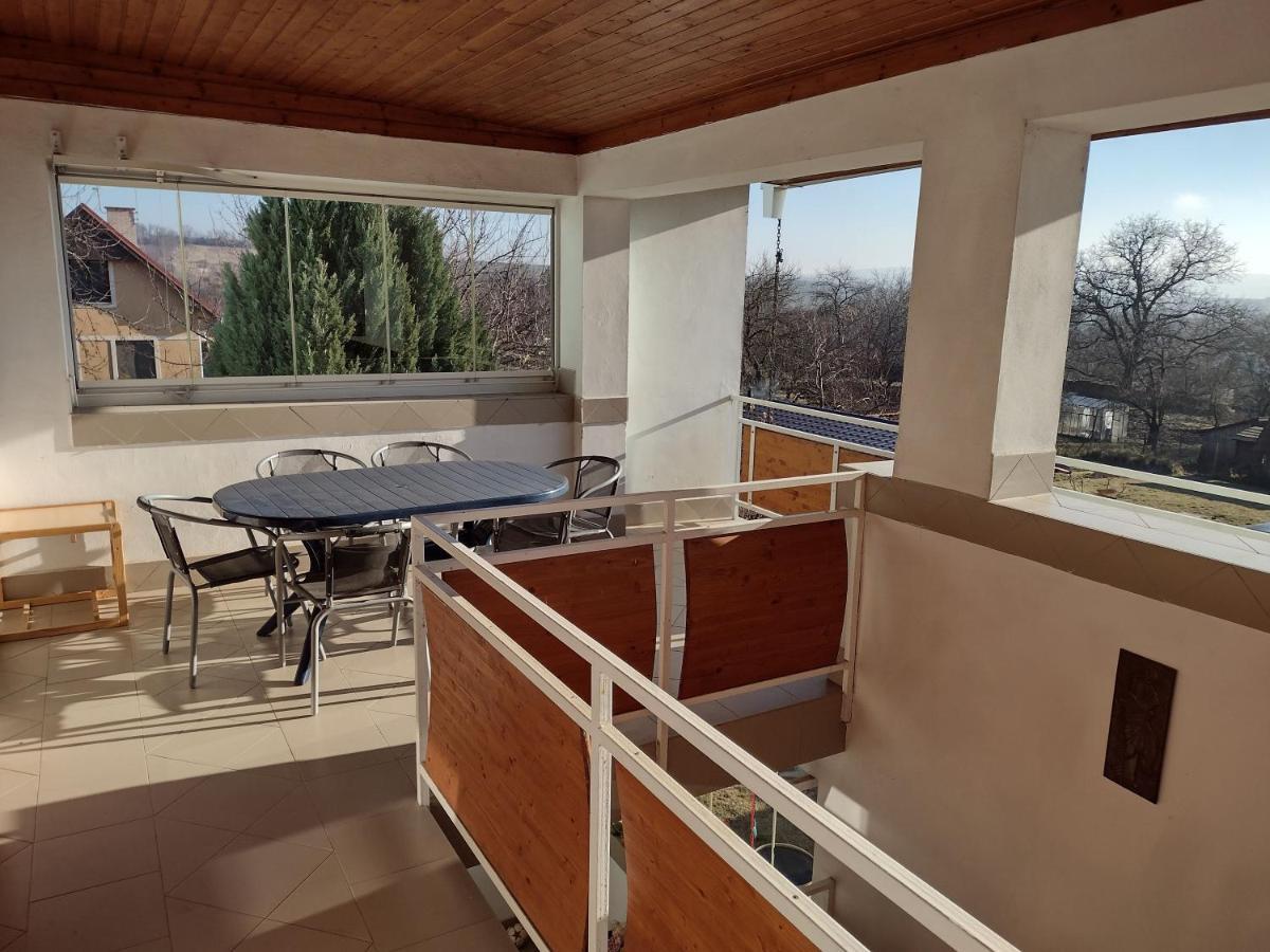 Rodinný apartmán s posedením pod košatým orechom. Trávnica Exteriér fotografie