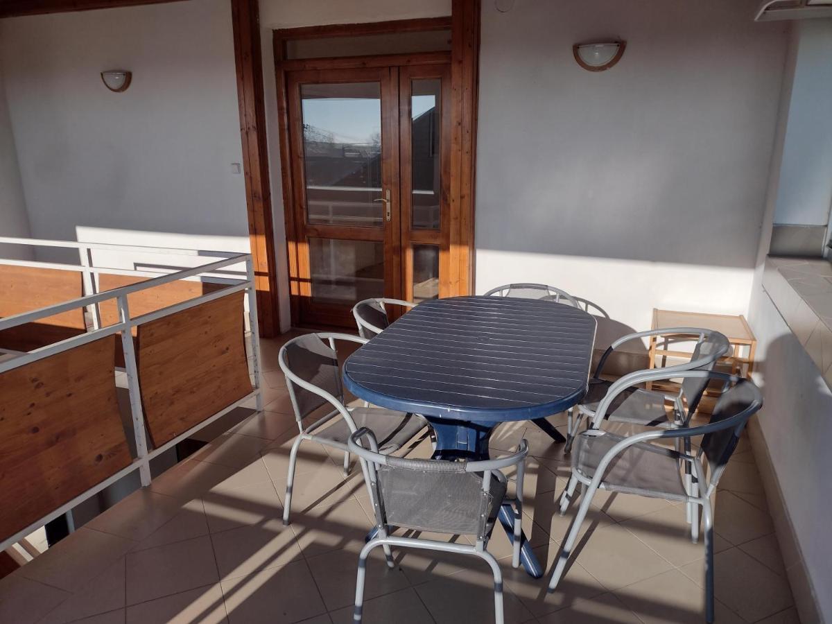 Rodinný apartmán s posedením pod košatým orechom. Trávnica Exteriér fotografie