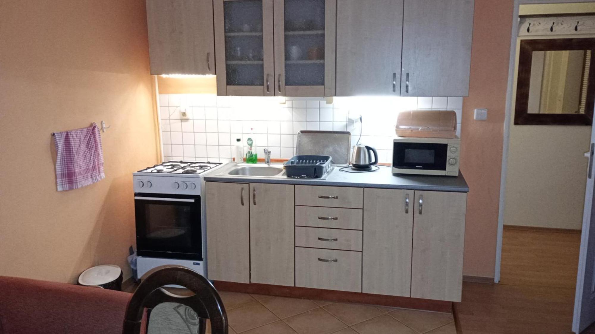 Rodinný apartmán s posedením pod košatým orechom. Trávnica Exteriér fotografie